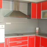 Червена кухня с алуминиев кант на вратите