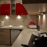 Кухня по проект с усвоен балкон от червен гланц и акация