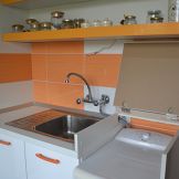 Кухня по поръчка бял и оранжев гланц