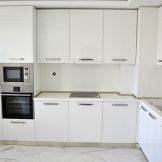 Бяла кухня по поръчка акрил бял гланц 