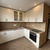 Кухня по поръчка с 3D мембранно пресовани врати в бежаво и дъб класик