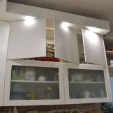 Кухня без дръжки с плот и гръб камък